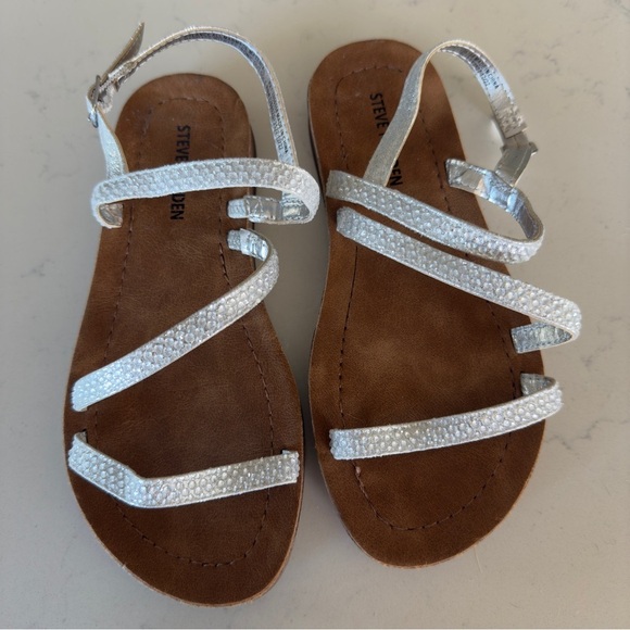 New Steve Madden Girl’s Jpolly Strappy Buckle sandal in silver Size: 1 - Picture 1 of 3